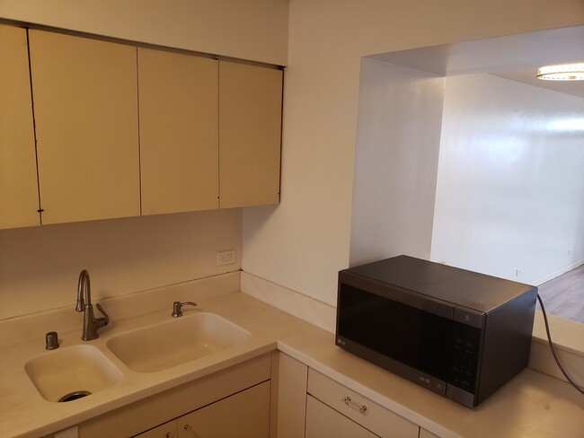 Building Photo - 500 Ala Wai Plaza 3 bedroom 2.5 Bath