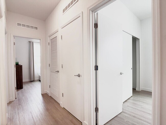 Building Photo - 332 Famagusta Dr