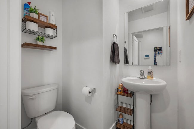 Building Photo - 988 W Broadleaf Dr