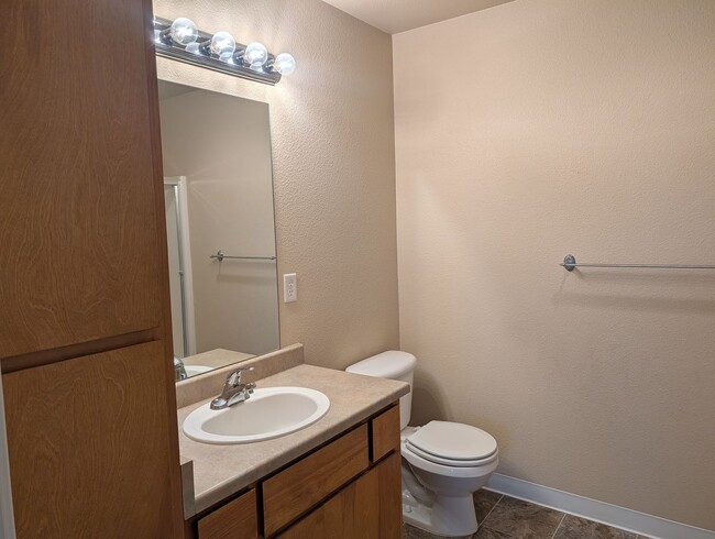 Building Photo - Clean and Upstairs 2 Bed, 2 Bath Apartment in East Medford – Juniper Ridge