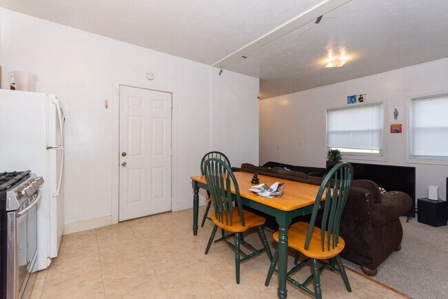 Building Photo - Convenient Location. Wals to BU Campus, Short Walk to T.Laundry, Parking for Rent