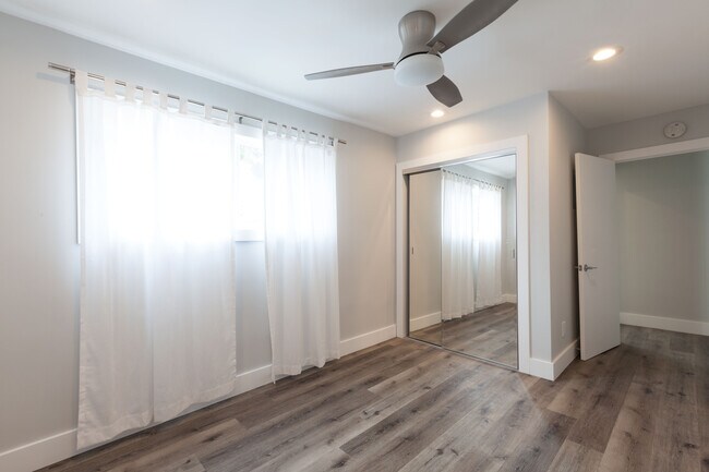 Building Photo - 1800 N Kingsley Dr