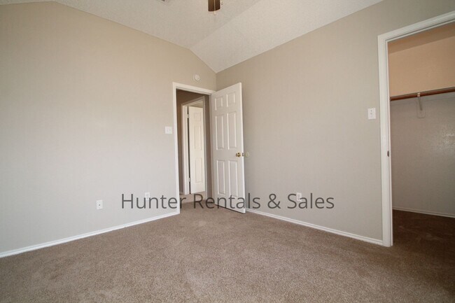 Building Photo - Exceptional!