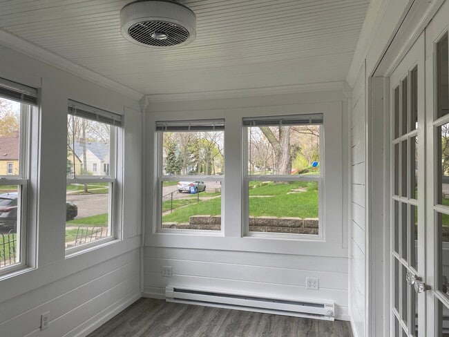 Building Photo - 37 Wyoming St E