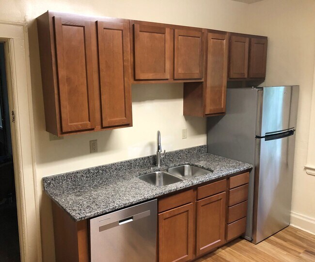 Building Photo - Second Floor 3 Bedroom Flat Available Augu...