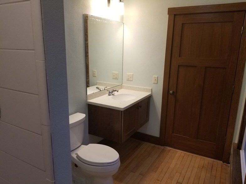 Ensuite Bath - 2045 E Washington Ave