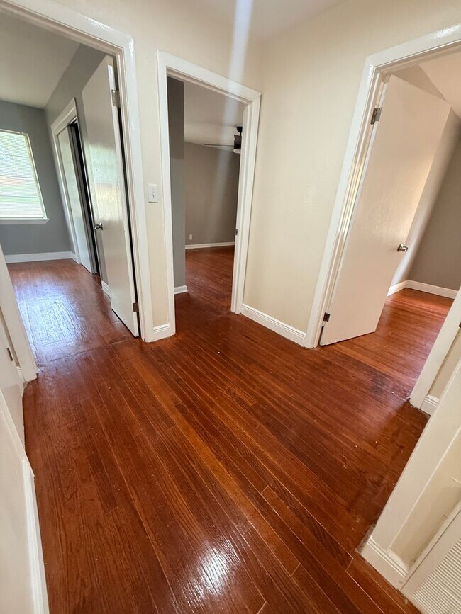 Building Photo - Newly Renovated Property - Family Home