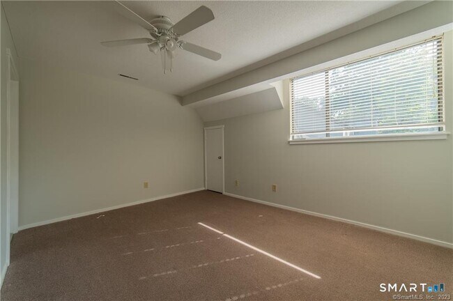 Building Photo - 140 Woodvale Dr