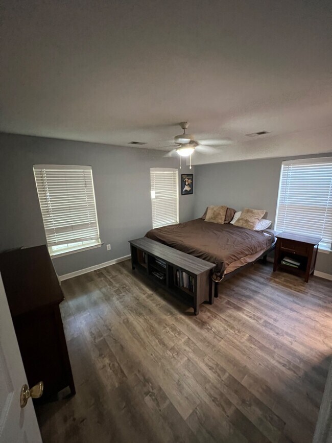 Building Photo - 704 Bunkhouse Dr