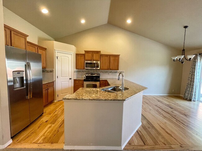 Building Photo - Spacious 3-Bed + Den Home in Hollybrook Su...