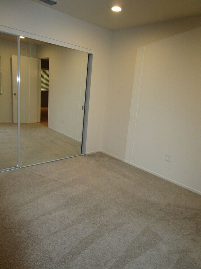 Building Photo - Gated Raintree Terrace Condo!