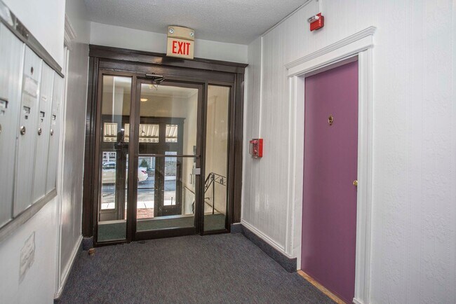 Building Photo - Great 1.5 Bed Located Close to Green Line and Dunkins'!