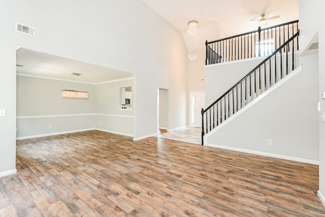 Building Photo - Ellenwood Comfort with Spacious Living