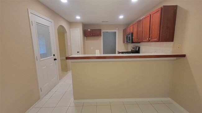Building Photo - 3335 Lakeland Gardens Dr