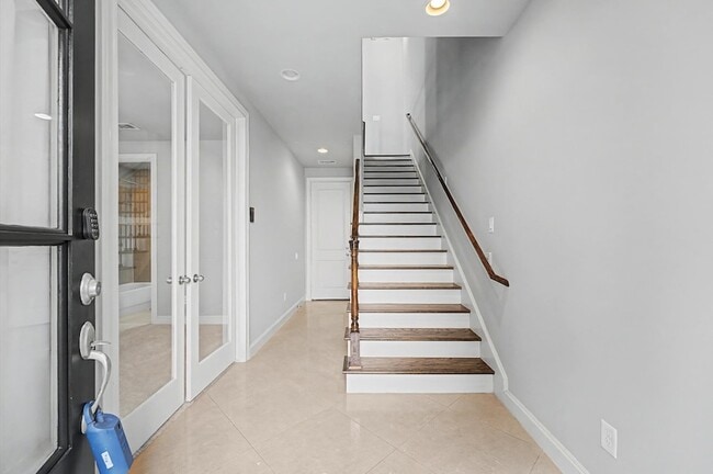 Building Photo - 634 Nagle St
