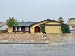 Building Photo - SPACIOUS SINGLE-STORY HOME 3 BEDROOM & 3 B...