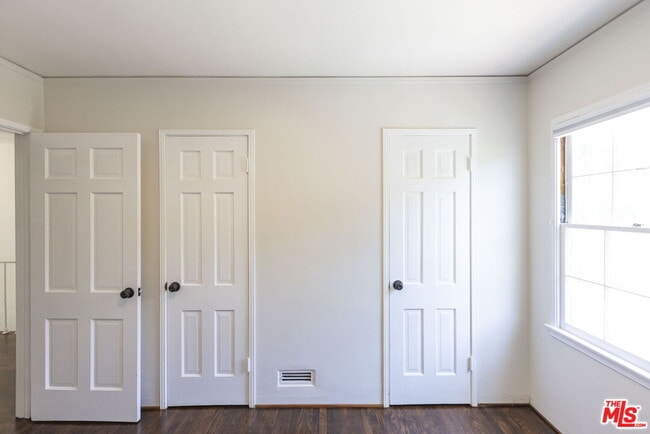 Building Photo - 2547 Canyon Dr