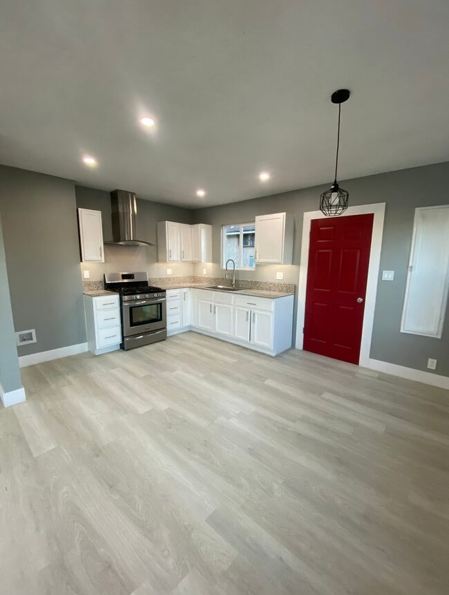 Kitchen / Dining area - 520 W Almond St