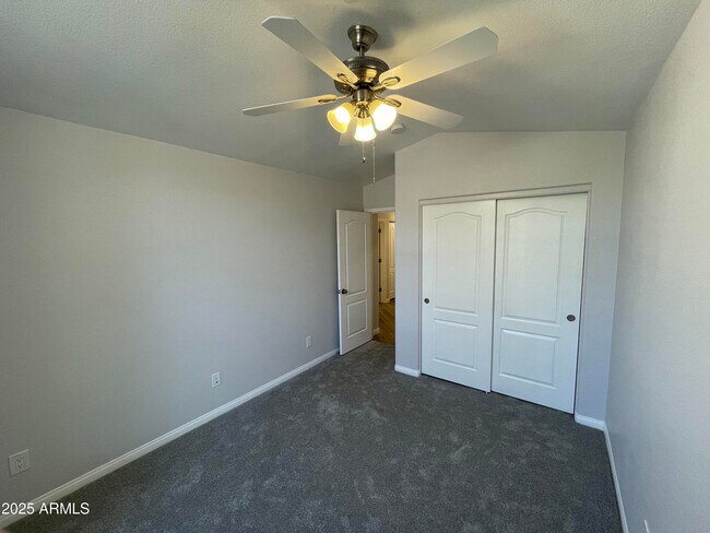 Building Photo - 841 E Lovegrass Dr