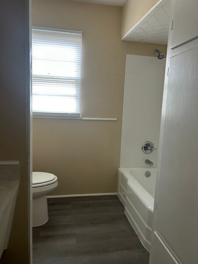 Building Photo - Super cute, Southlawn cutie!