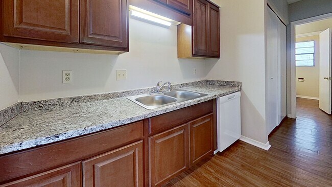 Building Photo - Beautiful Upstairs 2 bedroom 1 1/2 bath Apartment in Orange Park.!