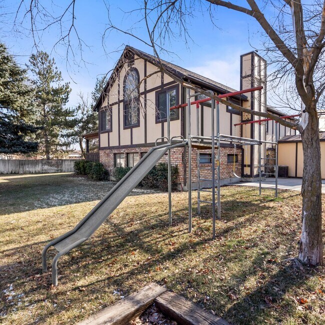 Building Photo - Large Murray 4 Bedroom Home