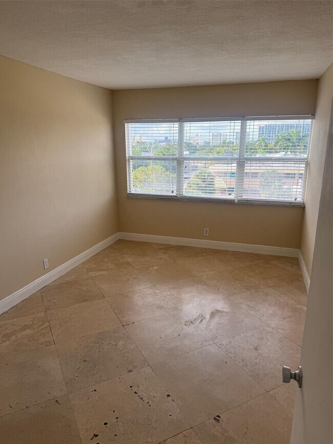 Building Photo - 2555 NE 11th St