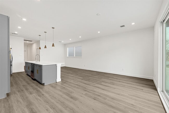 Building Photo - 409 Alvia Run Ln