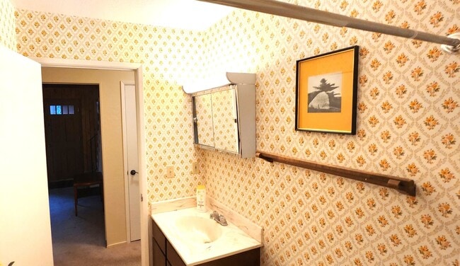 Building Photo - Unfurnished 4 Bed, 2 Bath with Garage.  Amazing Location on Dead-End Street with Forest Access!