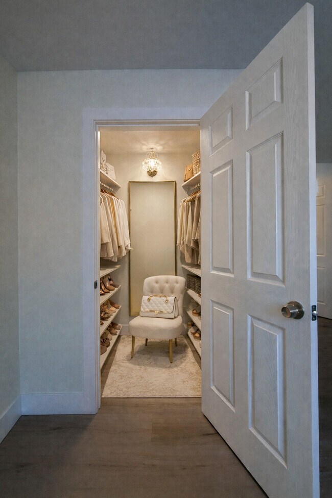 Building Photo - 16W481 Lake Dr