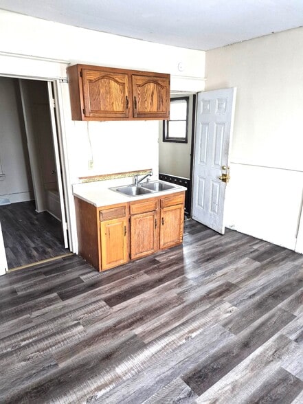 Building Photo - 601 E 12th St