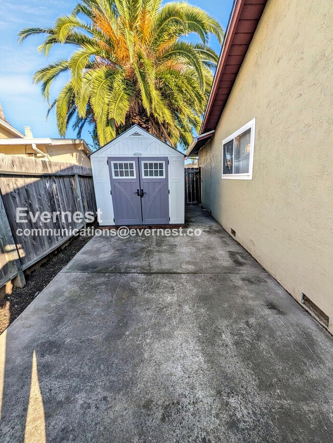 Building Photo - 14403 Tiburon Rd