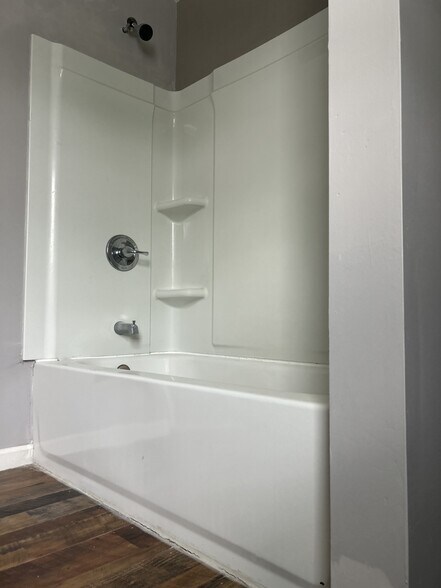Full Bath - 31 Dix Ave