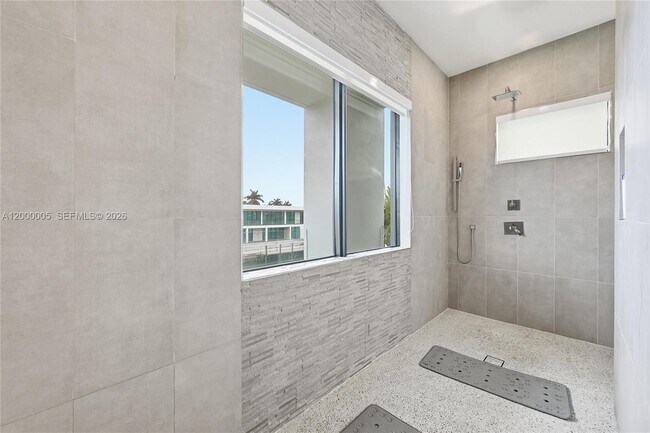 Building Photo - 3300 NE 170th St