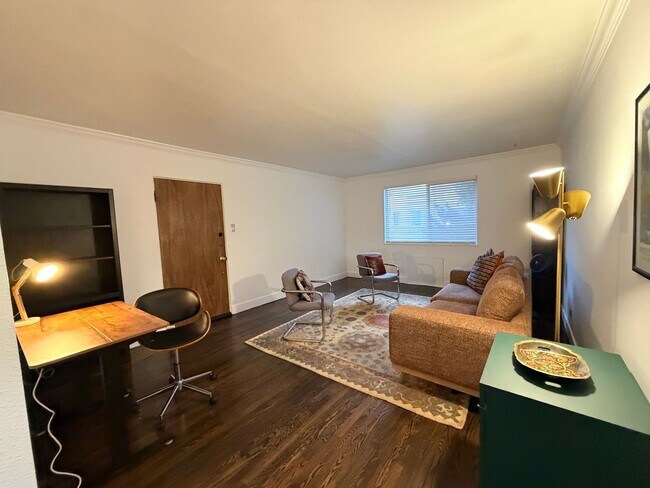 Building Photo - Turnkey Top-Floor Living in Gated Community Near City Park, Dining & Hospitals