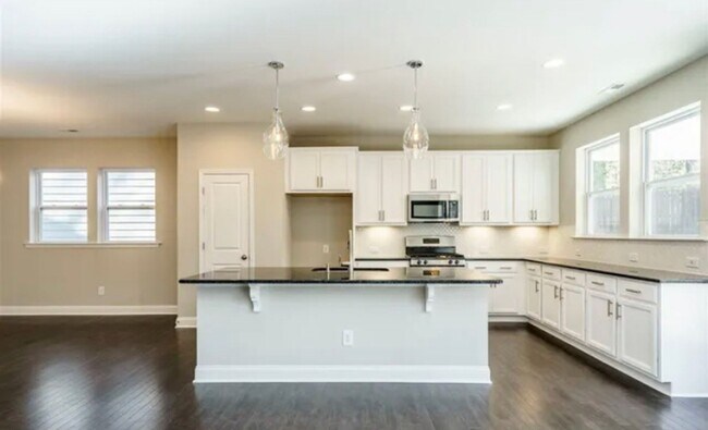 Building Photo - Beautiful & Open 4 Bedroom + 2.5 bath home with Loft!