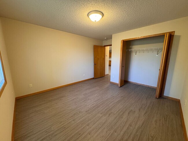Building Photo - Fully Updated 2 Bed, 1 Bath End-Unit Townhome