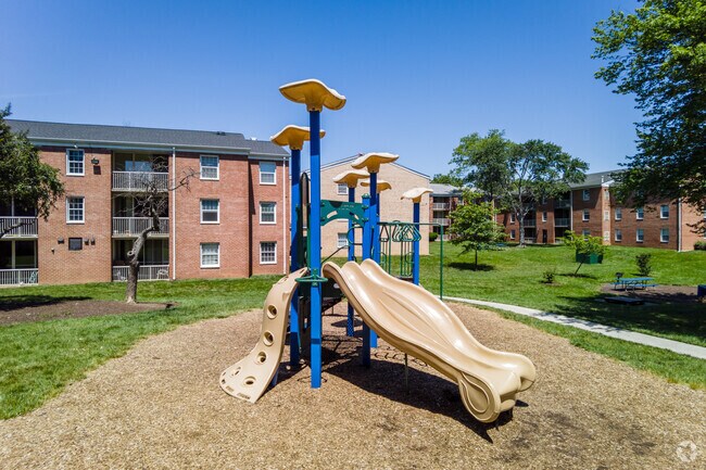 1BR, Den, 1BA - 993SF - Springfield Square