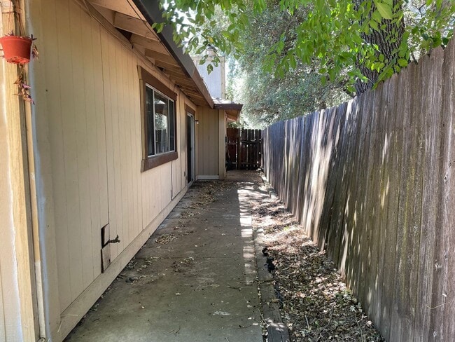 Building Photo - 4830 Suncrest Way