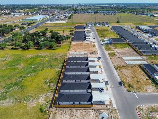 Building Photo - 608 N Onyx Ave