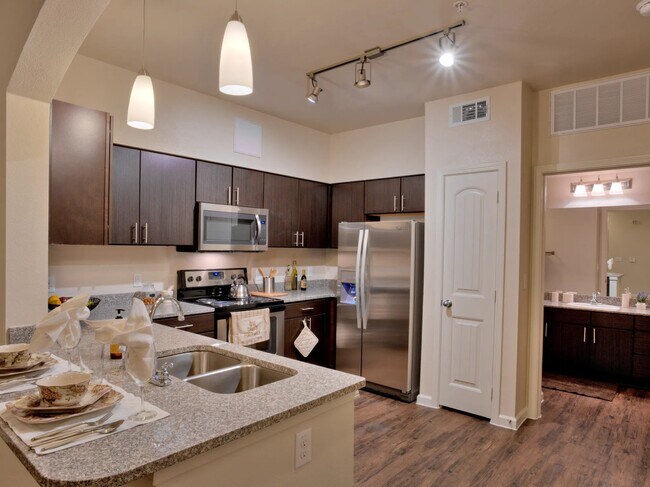 Building Photo - 1701 Oak Hill Ln