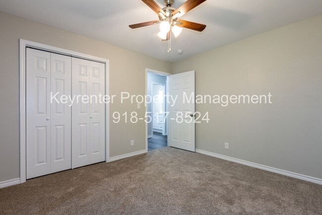 Building Photo - 4 Bedroom 2 Bath + Updated