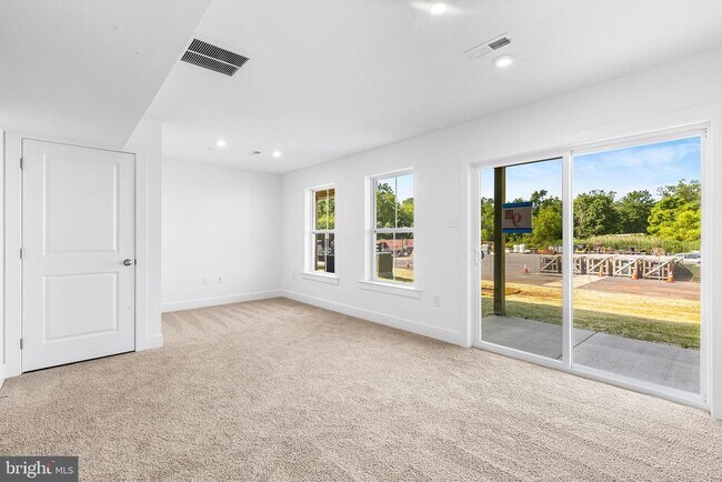 Building Photo - 402 SADIE Ave