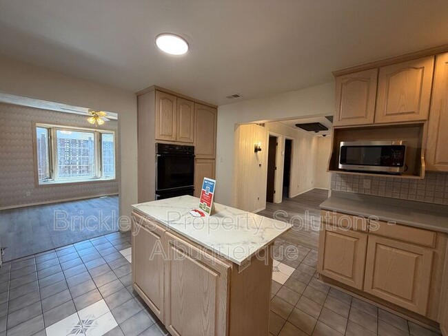 Building Photo - 337 Glorieta St NE