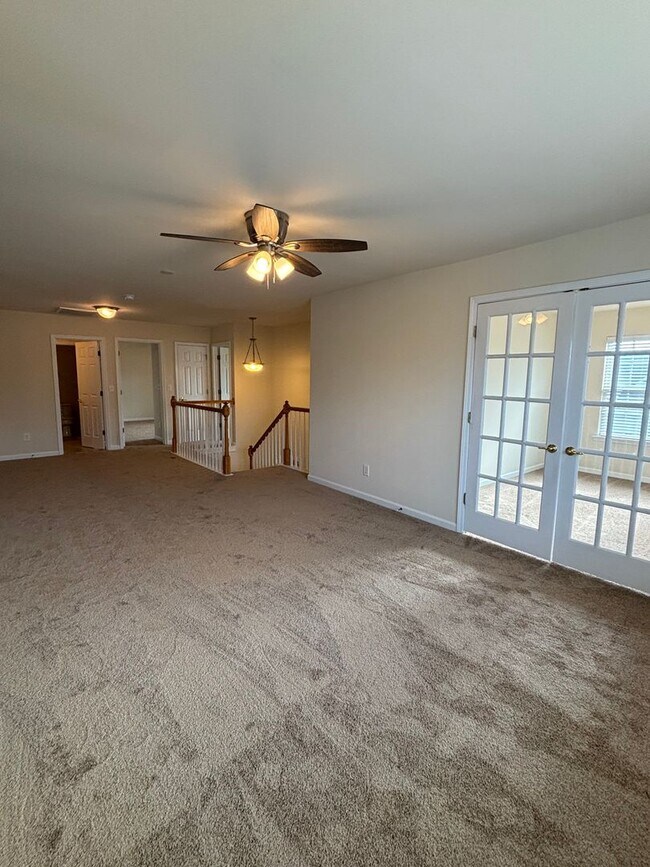 Building Photo - Spacious End Unit 3BR/2.5BA Townhouse