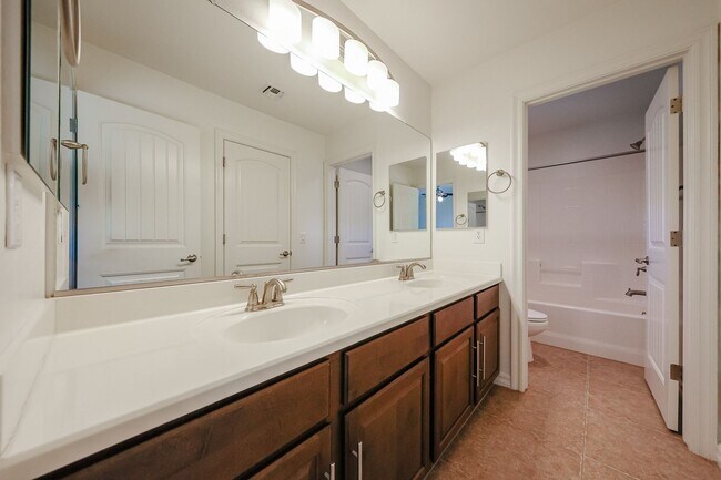 Building Photo - 2744 E Donato Dr