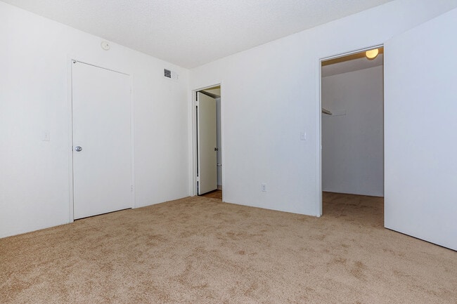 Building Photo - Carlyle Square Apartment Homes