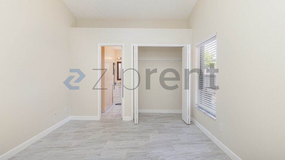 Building Photo - Unit
