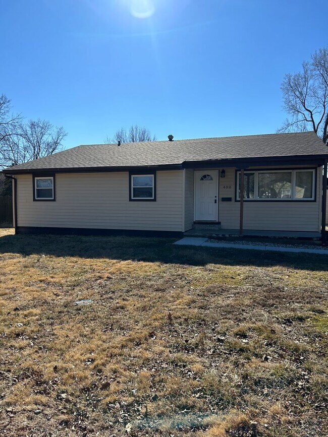 Building Photo - 400 Meadow Ln