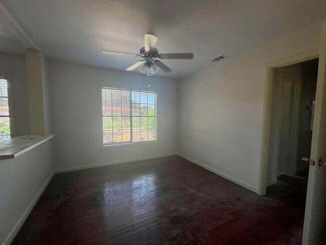 Building Photo - 1400 Vine Ave